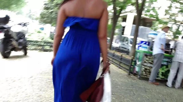 Glamour glamour verse du lait sur son corps et se caresse avec film porno de lesbiene un jouet