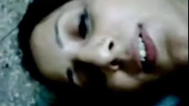 Le mec a baisé la fille dans le cul avec un plug anal film porno lesbien