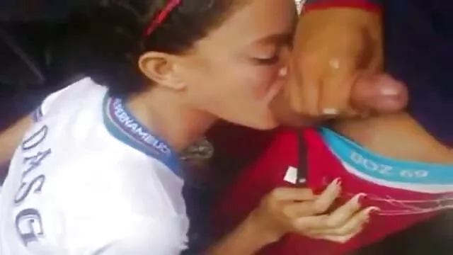 Un mec musclé est entré dans la chatte d'une petite nana avec une grosse film x lesbienne francais bite