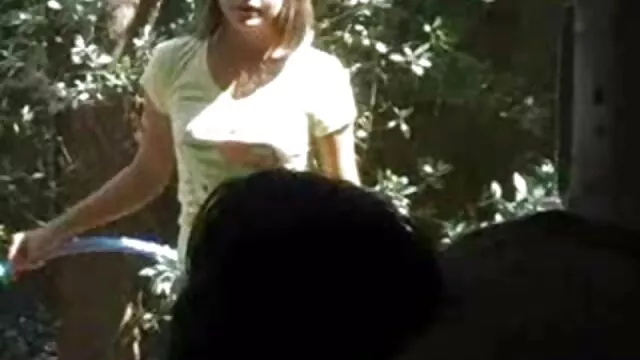 Nue jeune fille posant au milieu de la scene x lesbienne rue