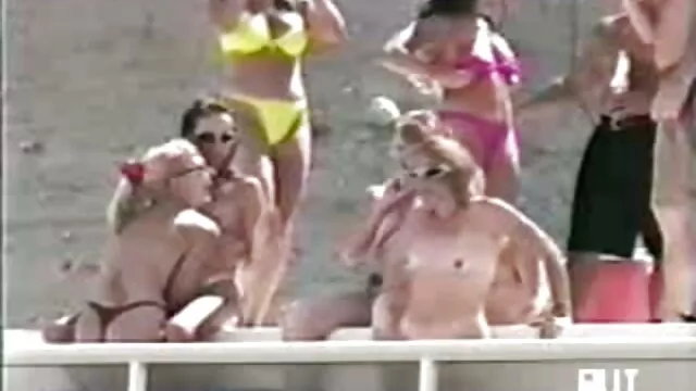 Une femme chinoise xlesbiene a sucé la bite d'un homme mûr