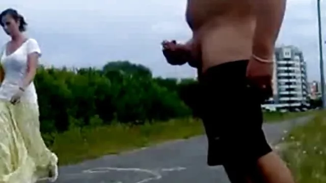 Une charmante femme blanche a donné un anal film x lesbienne black à un homme noir