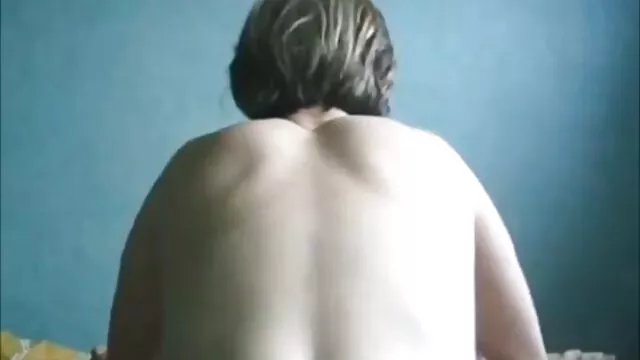 Une salope rousse suce une un film porno lesbienne bite dans la voiture