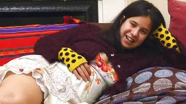Des filles sexy baisent une belle copine avec un gode sur film x lesbien un bâton