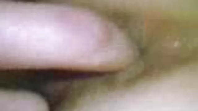 Maîtresse dans une casquette fait une esclave vidéo x lesbienne sucer une bite en caoutchouc