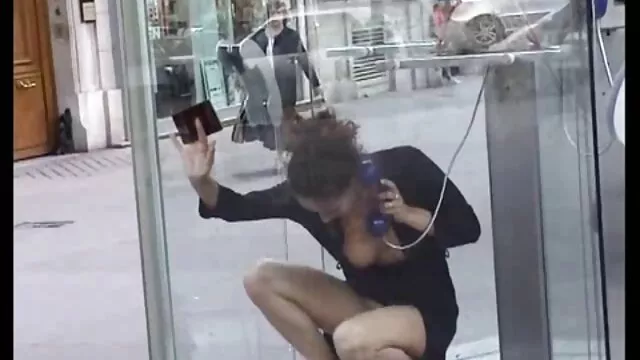 Une grosse nana les films porno lesbienne aux cheveux rouges branle sa fourrure avec fureur