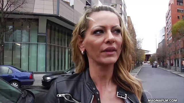 Timide film porno en francais lesbienne poussin avec des lunettes obtient partout sur son visage
