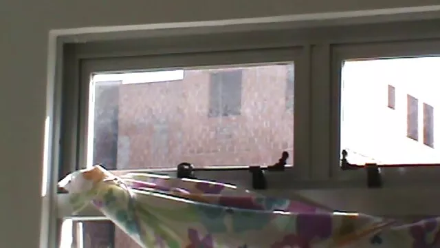 L'élève se baigne dans la douche et caresse le xlesbiens vagin