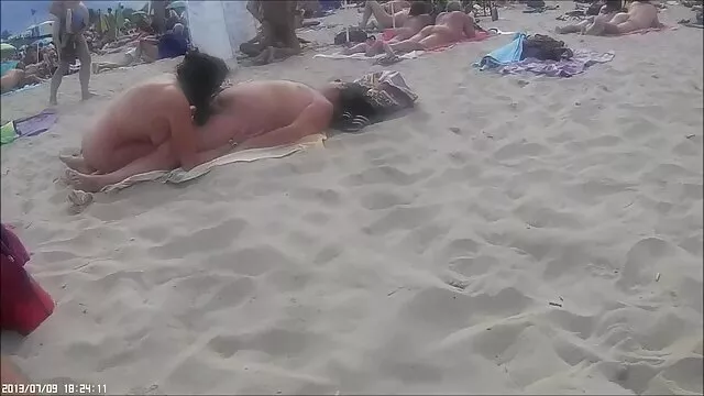Un homme a baisé une femme de chambre rousse coupable en bas film lesbien x et du sperme sur ses lèvres