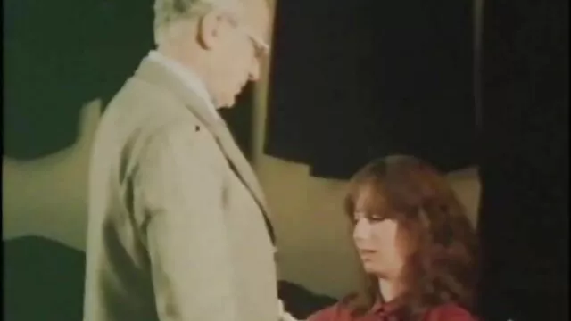 Bridgette a sans hésitation substitué son vagin poilu à sa film xlesbienne voisine
