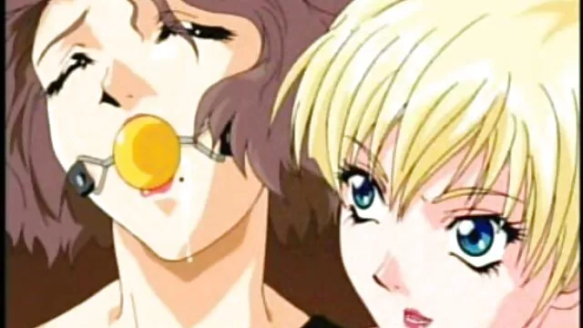 Le garçon a étiré l'anus d'une nana blonde russe avec son appareil filme x lesbienne