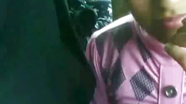 Une maîtresse stricte filme x lesbienne frappe durement son subordonné avec un fouet