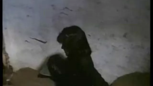 Les jeunes film x lesbienne amateur femmes en femdom dominent un mec attaché