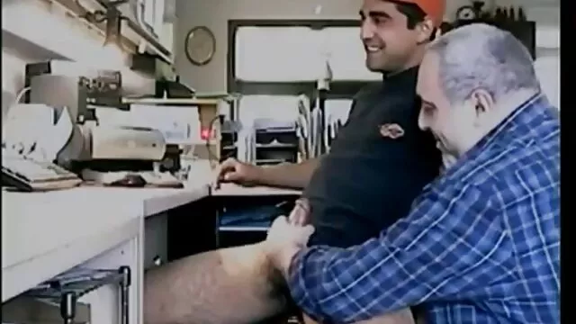 Jeune salope se baise scene x lesbienne avec une bouteille