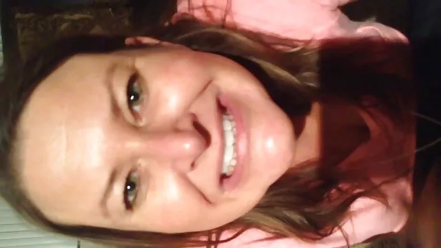 Le mâle caresse la film lesbien x grande tante laitière dans des gants en caoutchouc