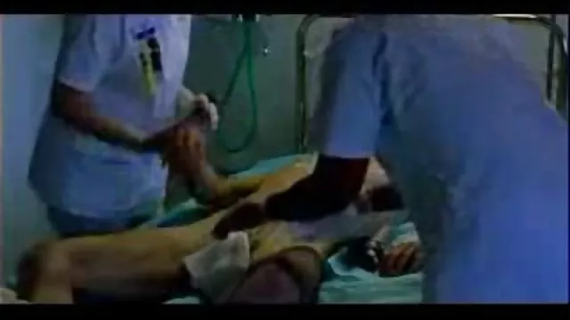 Un homme mature lèche film x lesbiene les jambes d'un poussin appétissant