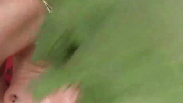 Une femme bronzée se masturbe furieusement film x amateur lesbienne son trou humide