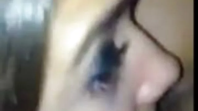 Tina s'est assise avec film porno x lesbienne un gros butin sur un phallus debout