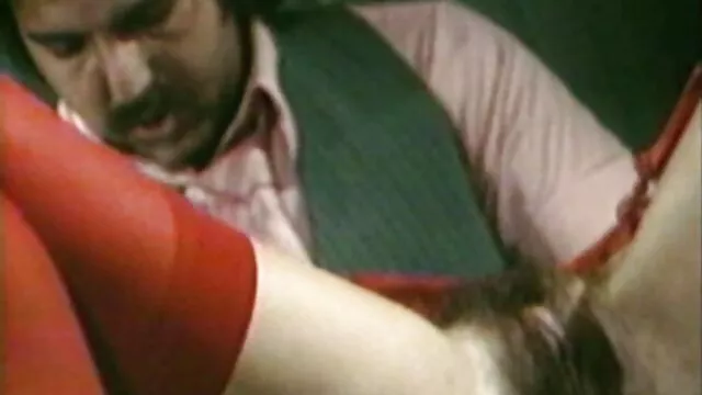 Dame film porno de lesbiene en robe rouge a montré une chatte poilue